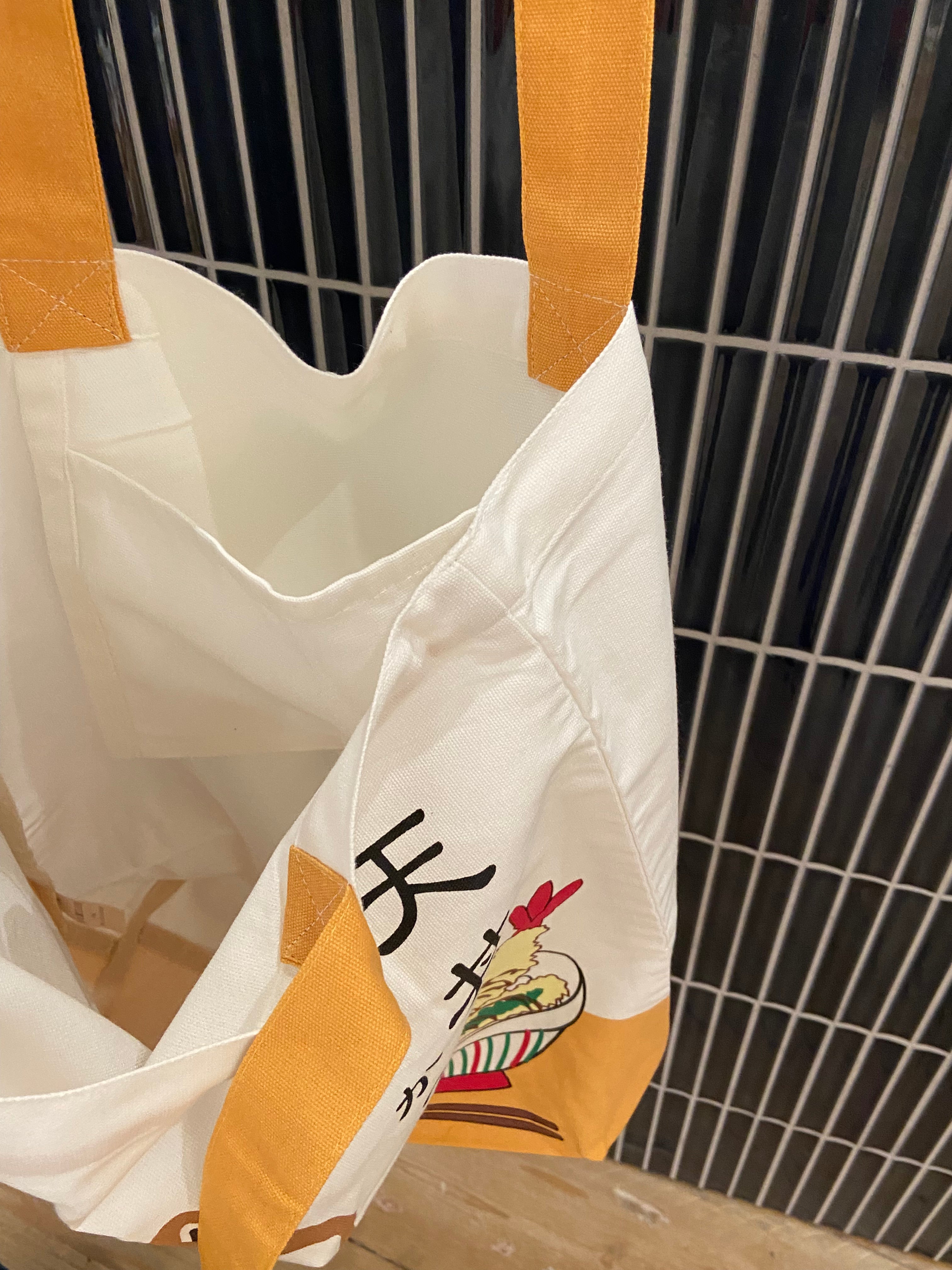 Tote bag med Shiba og skål med friturestegte rejer